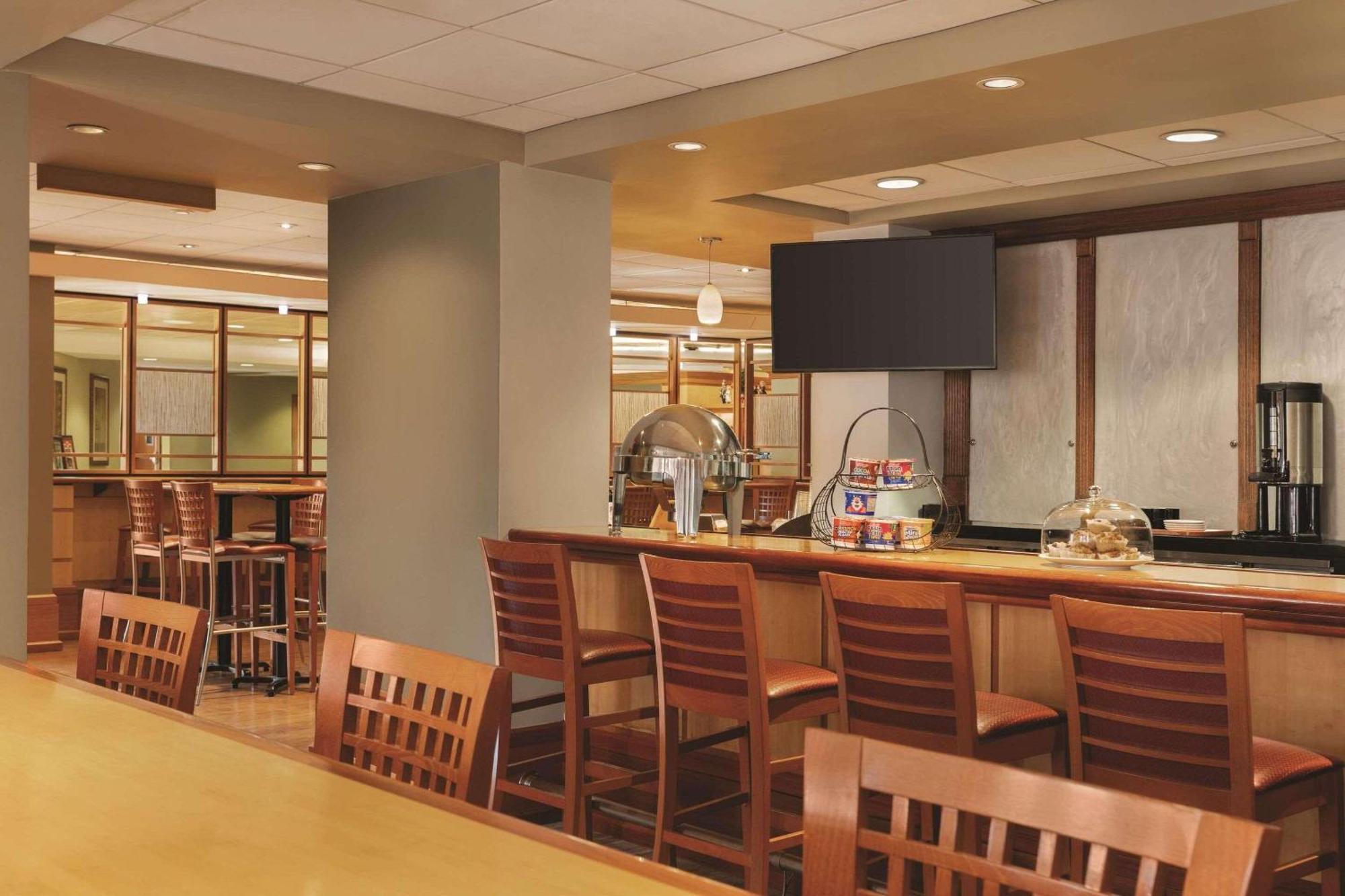 Radisson Hotel Providence Airport Уорик Экстерьер фото