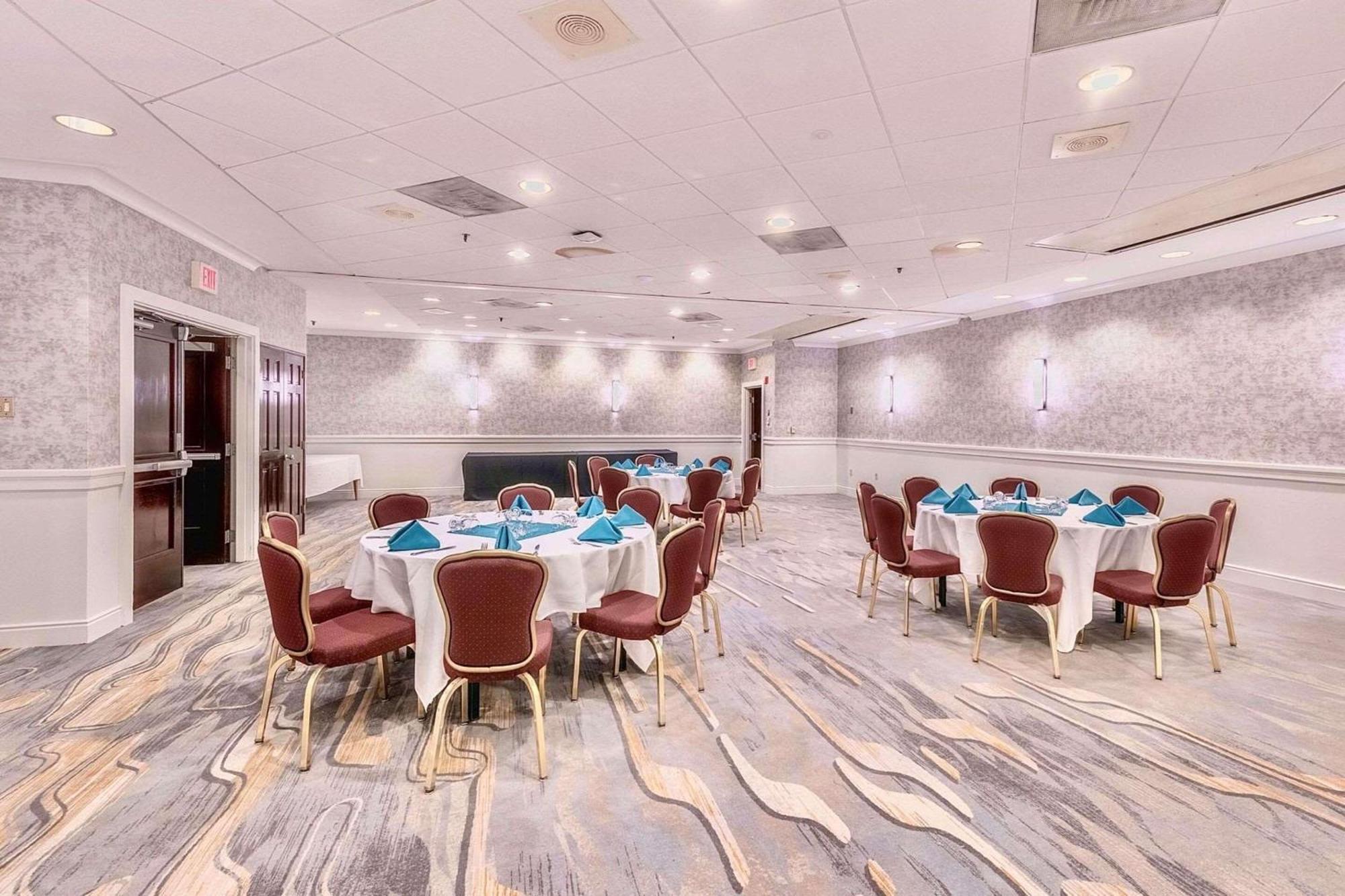 Radisson Hotel Providence Airport Уорик Экстерьер фото