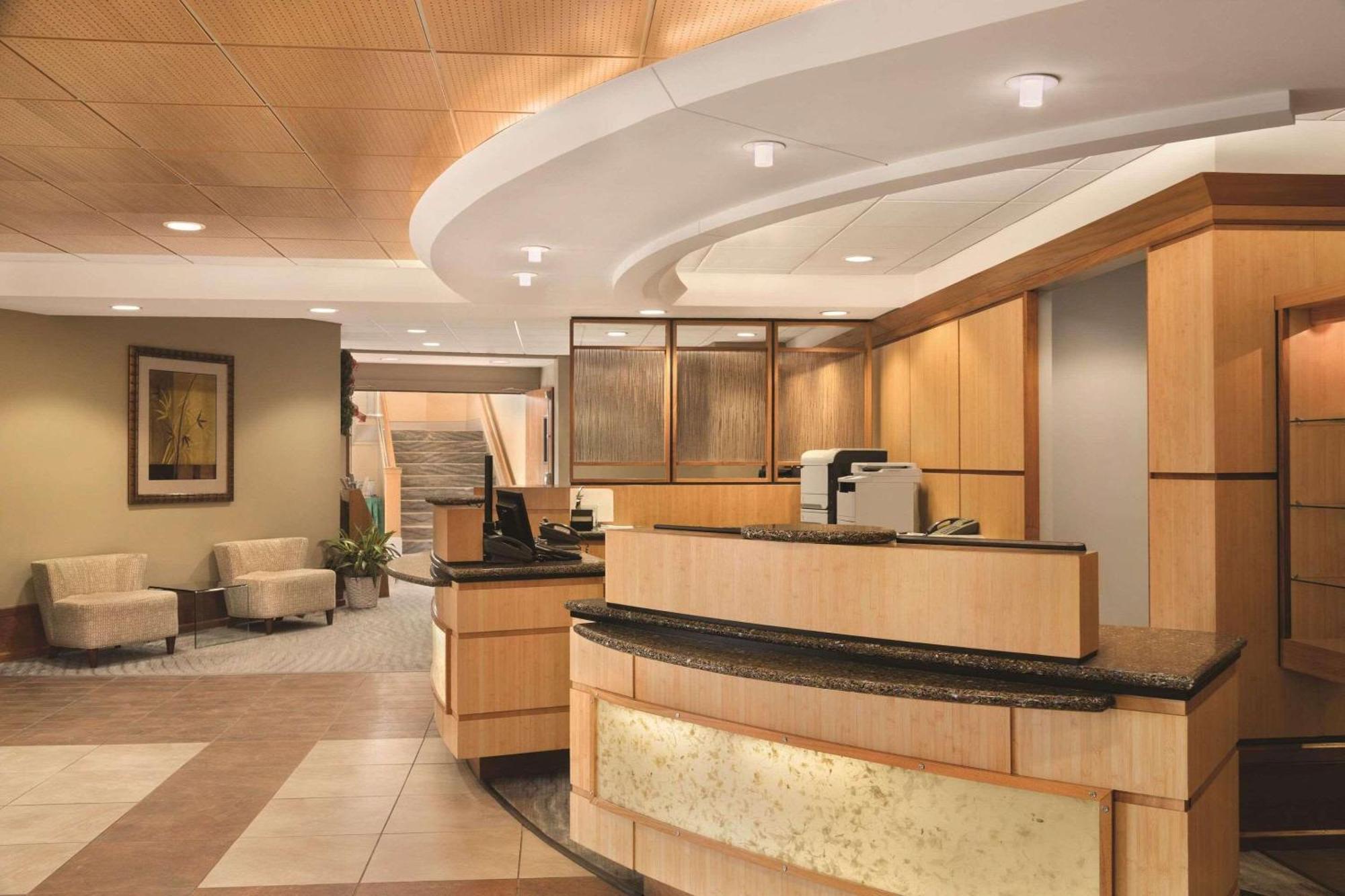 Radisson Hotel Providence Airport Уорик Экстерьер фото
