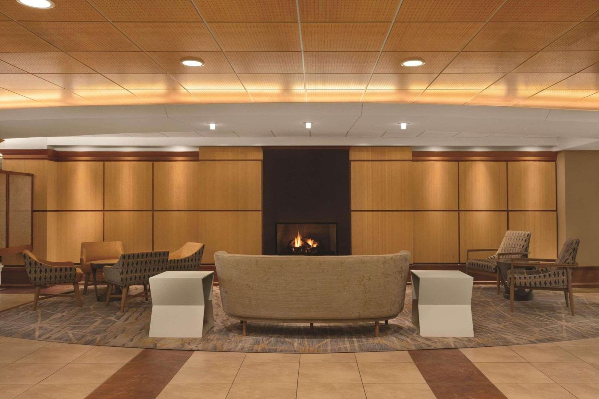 Radisson Hotel Providence Airport Уорик Экстерьер фото